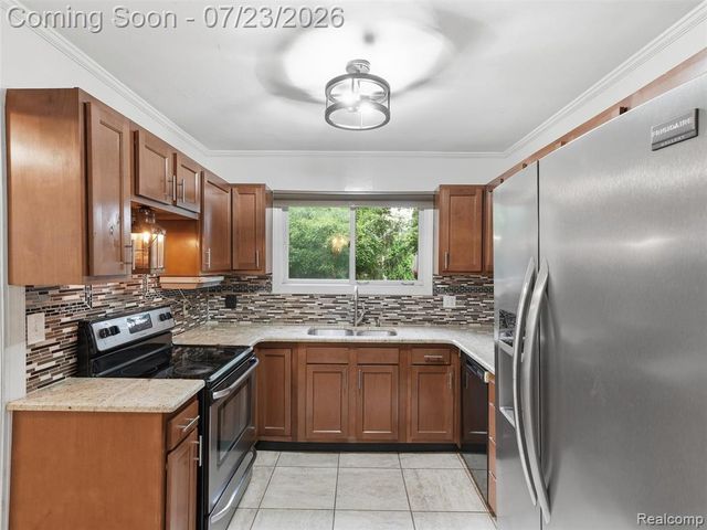 8241 Janis Street, Utica, MI 48317