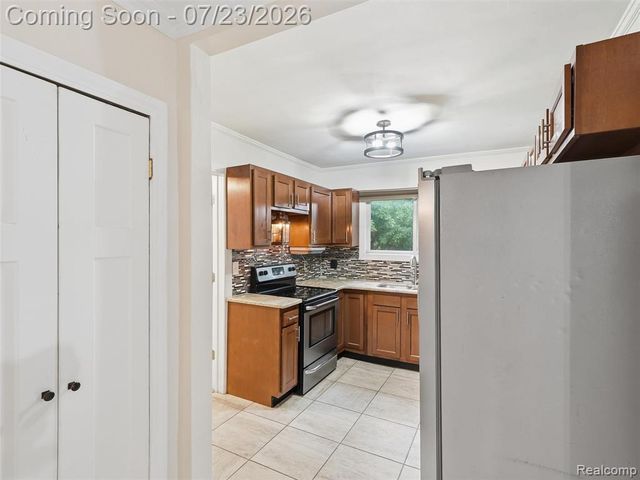 8241 Janis Street, Utica, MI 48317