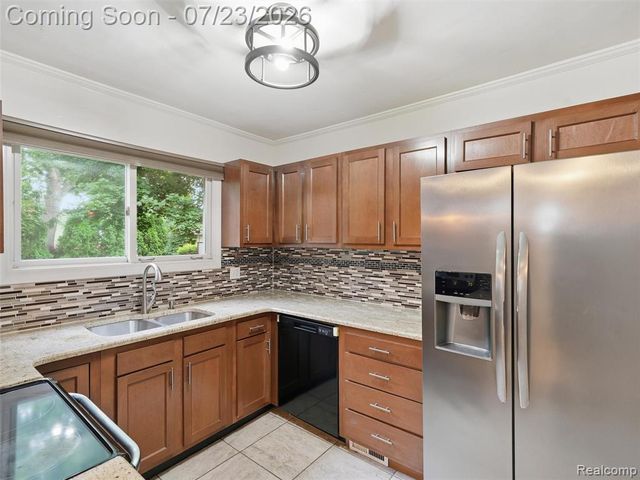 8241 Janis Street, Utica, MI 48317