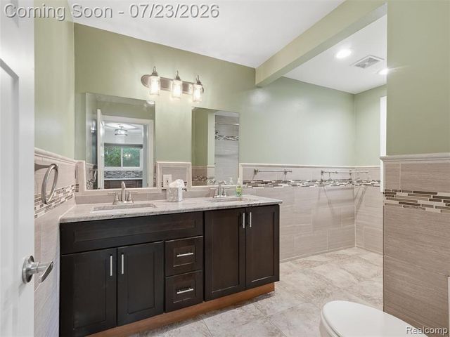 8241 Janis Street, Utica, MI 48317