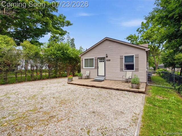 8241 Janis Street, Utica, MI 48317
