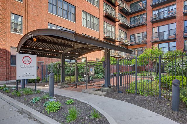 2323 W Pershing Road 519, Chicago, IL 60609