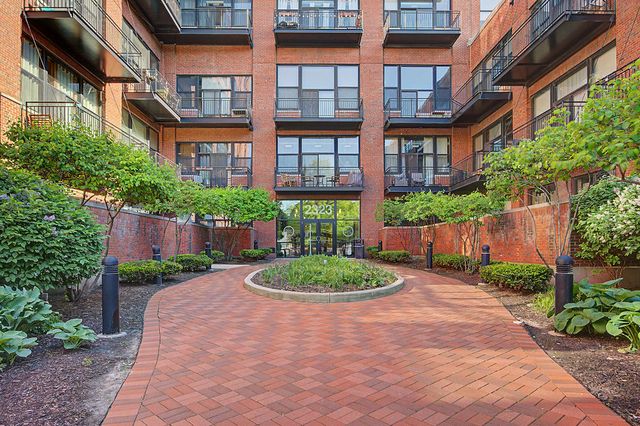 2323 W Pershing Road 519, Chicago, IL 60609