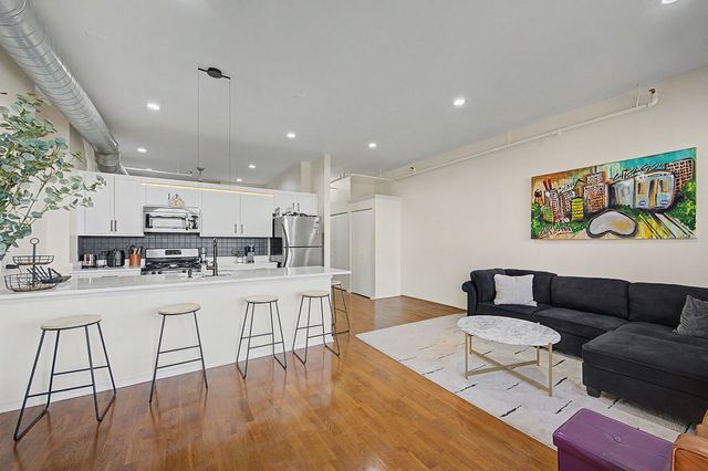2323 W Pershing Road 519, Chicago, IL 60609