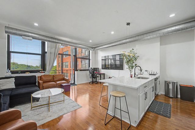 2323 W Pershing Road 519, Chicago, IL 60609