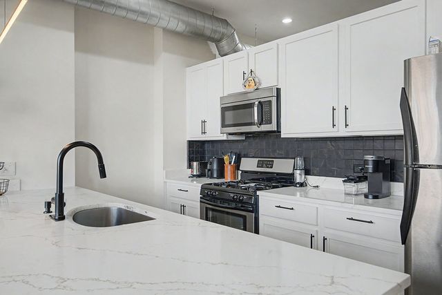 2323 W Pershing Road 519, Chicago, IL 60609