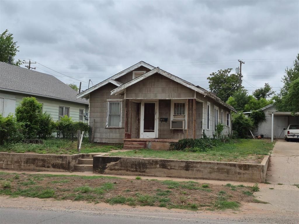 Image 1 of property listing at 404 N 6th Street, Clinton, OK 73601