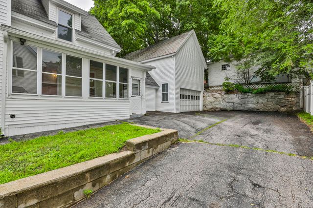 516 Lake Avenue, Manchester, NH 03103