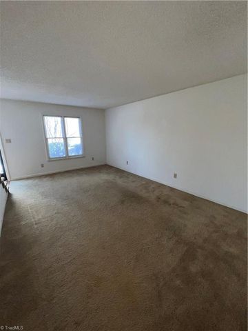 1057 Rock Knoll Court, Winston-salem, NC 27107