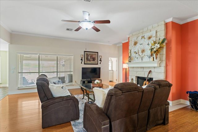 125 Fairway CT, Bastrop, TX 78602