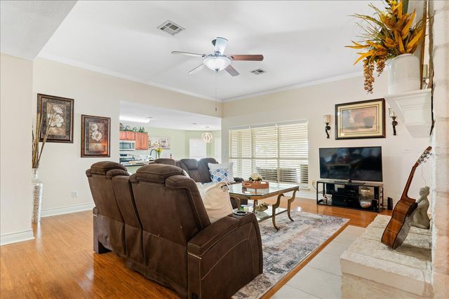 125 Fairway CT, Bastrop, TX 78602