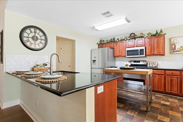 125 Fairway CT, Bastrop, TX 78602