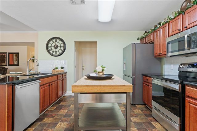 125 Fairway CT, Bastrop, TX 78602