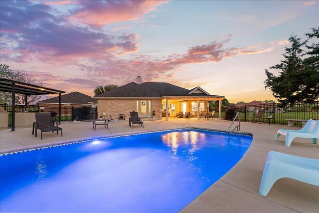 125 Fairway CT, Bastrop, TX 78602