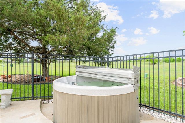 125 Fairway CT, Bastrop, TX 78602