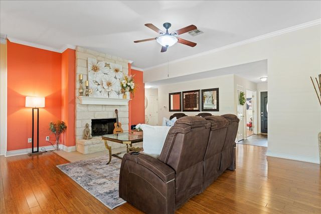 125 Fairway CT, Bastrop, TX 78602