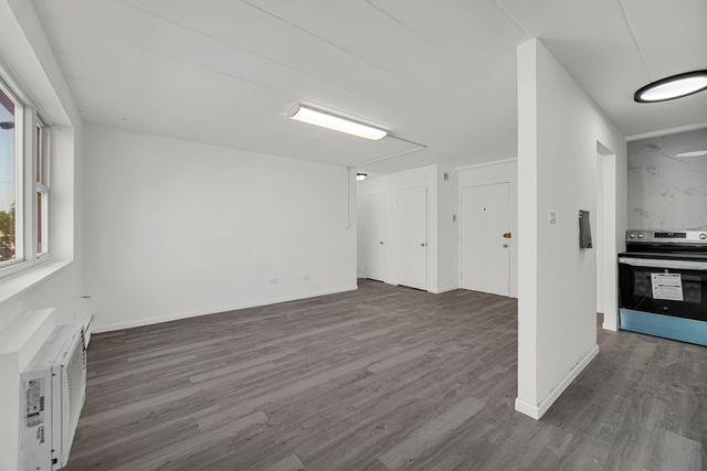 6160 N DAMEN Avenue 209, Chicago, IL 60659