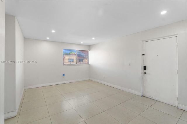 2735 W 60th Pl 204, Hialeah, FL 33016