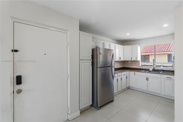 2735 W 60th Pl 204, Hialeah, FL 33016