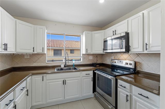 2735 W 60th Pl 204, Hialeah, FL 33016