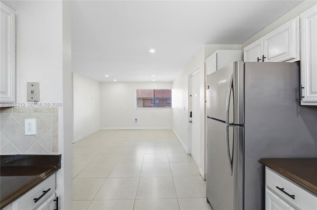 2735 W 60th Pl 204, Hialeah, FL 33016