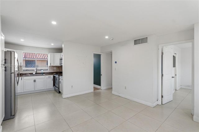2735 W 60th Pl 204, Hialeah, FL 33016