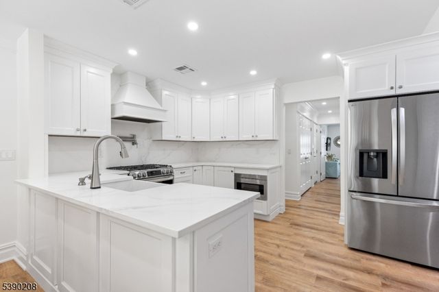 1 Bentley Dr, Franklin Lakes Boro, NJ 07417