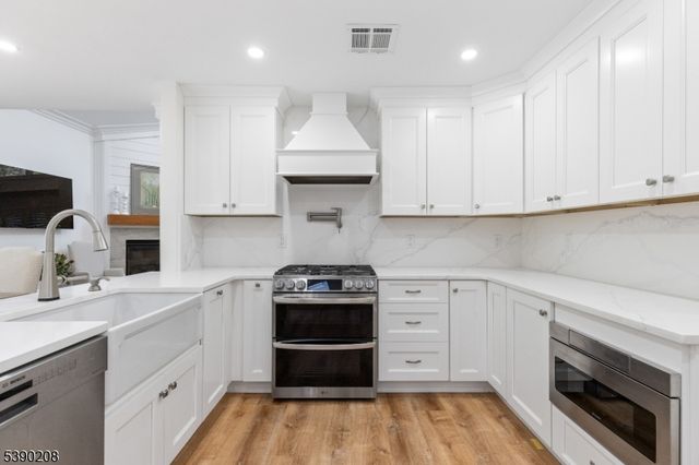 1 Bentley Dr, Franklin Lakes Boro, NJ 07417