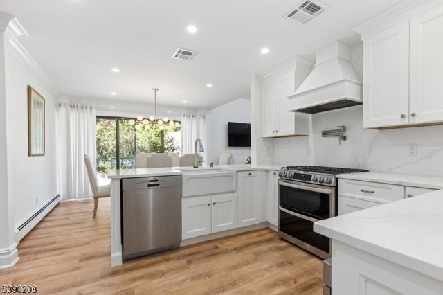 1 Bentley Dr, Franklin Lakes Boro, NJ 07417