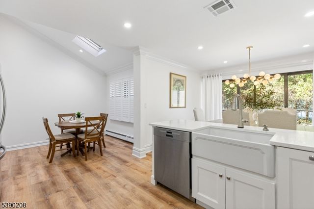 1 Bentley Dr, Franklin Lakes Boro, NJ 07417