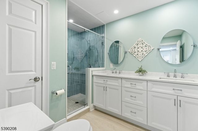 1 Bentley Dr, Franklin Lakes Boro, NJ 07417