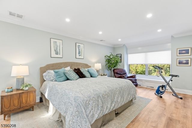 1 Bentley Dr, Franklin Lakes Boro, NJ 07417