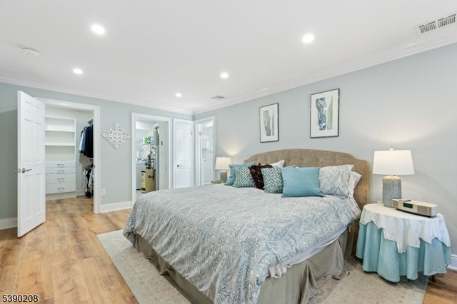 1 Bentley Dr, Franklin Lakes Boro, NJ 07417