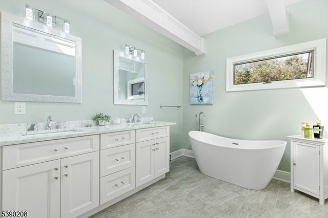 1 Bentley Dr, Franklin Lakes Boro, NJ 07417