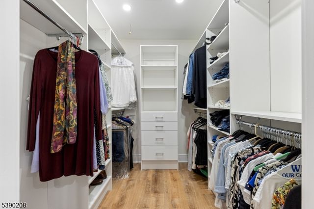 1 Bentley Dr, Franklin Lakes Boro, NJ 07417