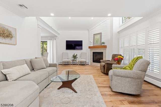 1 Bentley Dr, Franklin Lakes Boro, NJ 07417