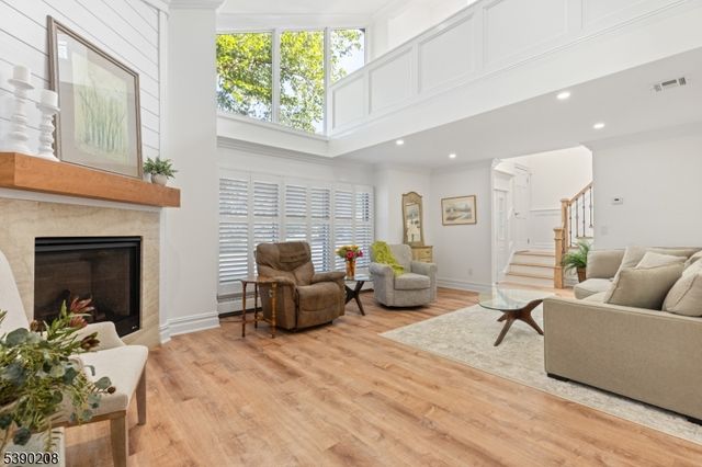 1 Bentley Dr, Franklin Lakes Boro, NJ 07417