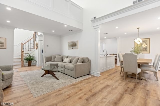 1 Bentley Dr, Franklin Lakes Boro, NJ 07417