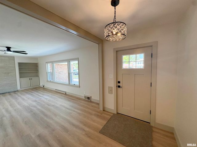 502 W CRESTWOOD Drive, Peoria, IL 61614