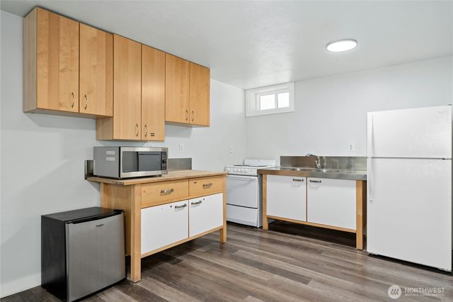 9520 2nd Avenue NW, Seattle, WA 98117