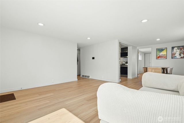 9520 2nd Avenue NW, Seattle, WA 98117