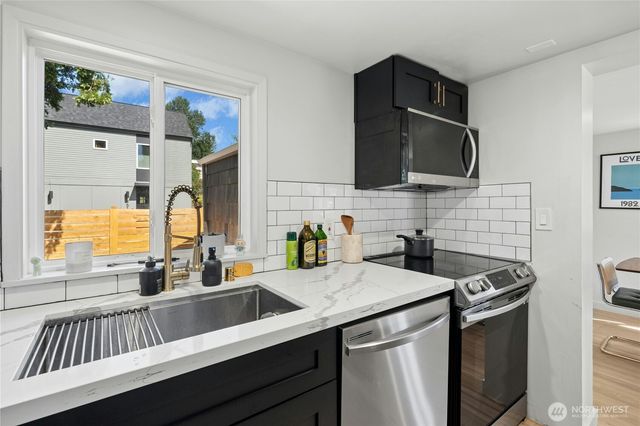 9520 2nd Avenue NW, Seattle, WA 98117