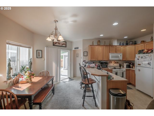 1036 9th St, Florence, OR 97439