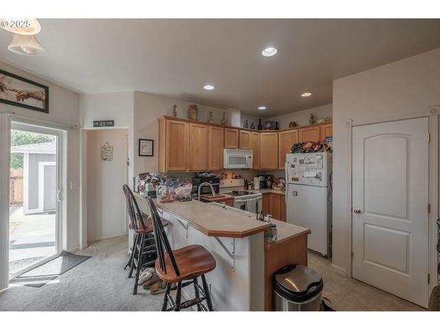 1036 9th St, Florence, OR 97439