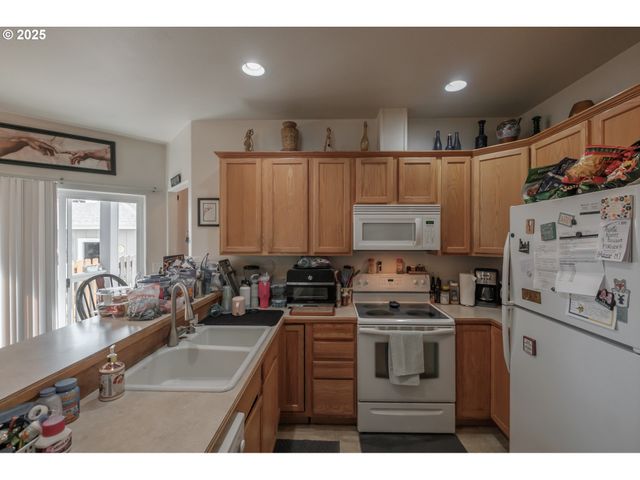 1036 9th St, Florence, OR 97439