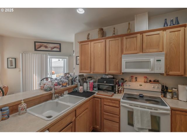 1036 9th St, Florence, OR 97439