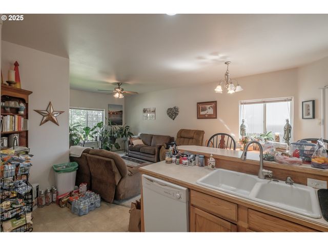 1036 9th St, Florence, OR 97439