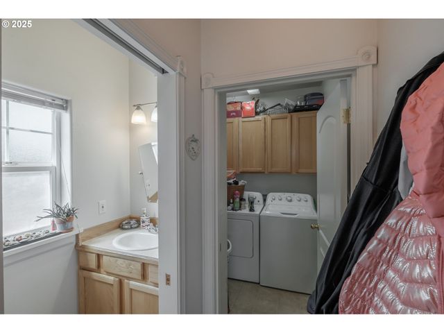 1036 9th St, Florence, OR 97439