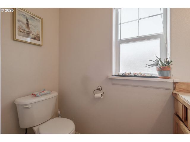 1036 9th St, Florence, OR 97439