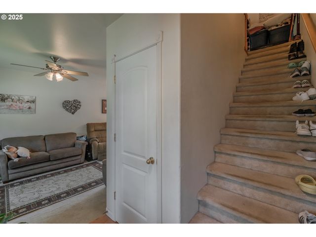 1036 9th St, Florence, OR 97439